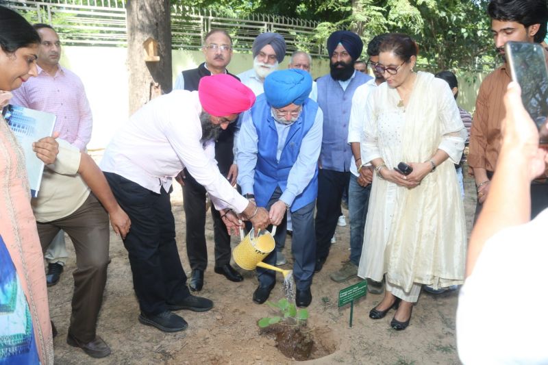Union Minister Hardeep Puri visited PU Zonal Youth & Heritage Festival at SGGS College