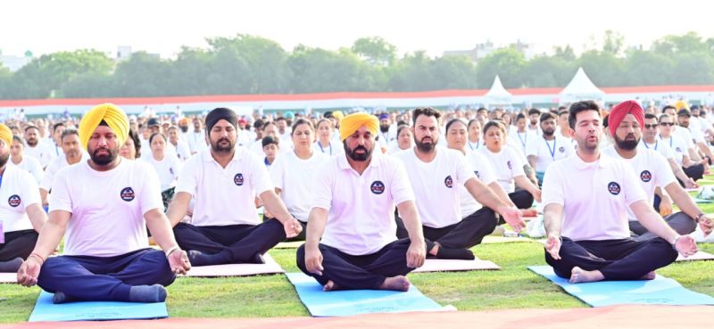 CM Bhagwant Mann Practiced Yoga with nearly 15,000 People at Jalandhar 
