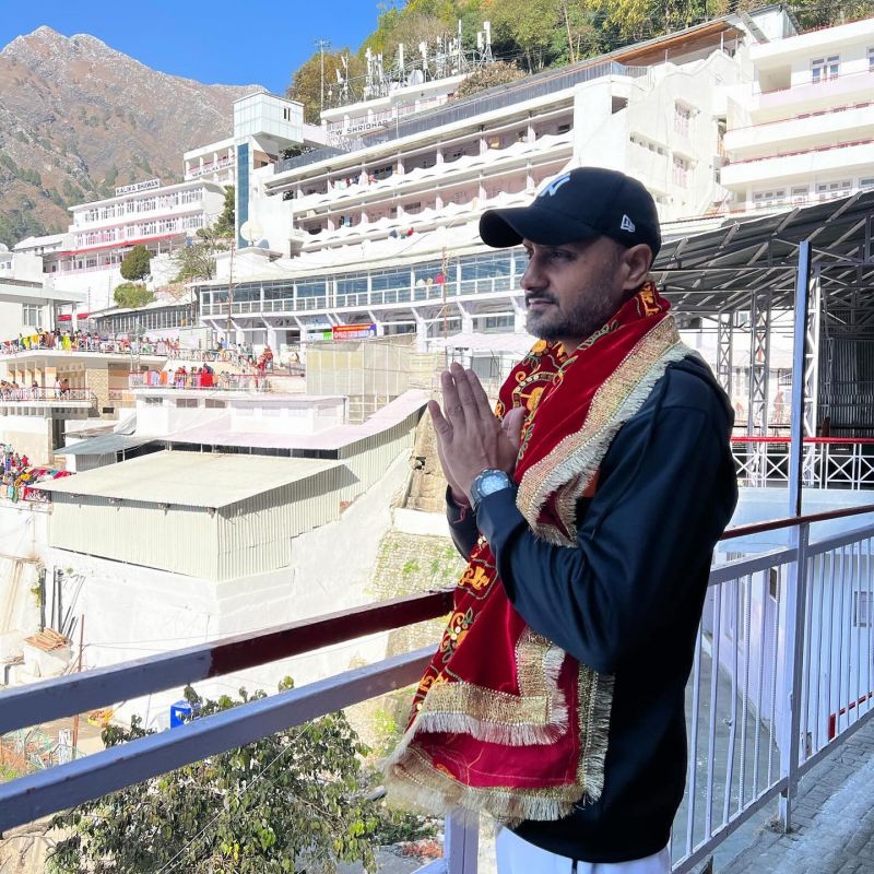 Former Cricketer Harbhajan Singh Pays Obeisance at Shri Mata Vaishno Devi Shrine in Jammu