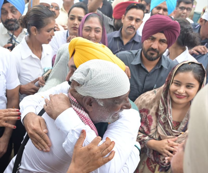 CM Bhgawant Mann & Wife Dr. Gurpreet Kaur Seek Blessings at Almast Baba Lal Badshah's Dargah, Nakodar. Received Warm Welcome by Hansraj Hans and Daler Mehndi 