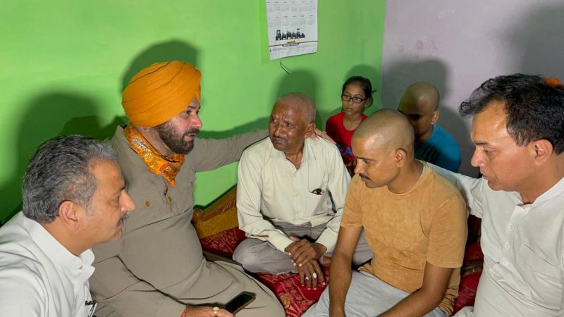 Navjot Sidhu reached Lakhimpur Khiri and started hunger strike at journalist Raman's house 