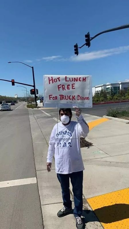 Sikhs Giving Food To Truck Drivers In America 
