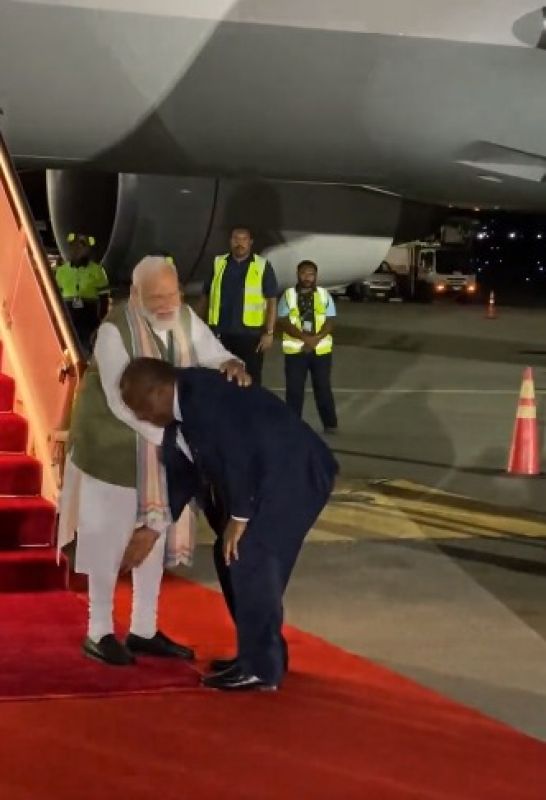 Papua New Guinea PM James Marape Welcomes PM Modi by Hugging & Touching his Feet 