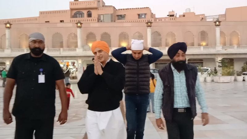 Jimmy Shergill Pays Obeisance at Golden Temple, Amritsar