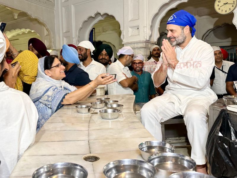 Congress Leader Rahul Gandhi Performs Sewa at Sri Harmandir Sahib