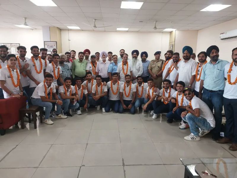 The Pakistan Hockey team received a warm welcome as they reached the Attari border ahead of the highly anticipated final match against India. The stage is set for an intense battle as both teams gear up for the decisive encounter in Chennai on August 9.
