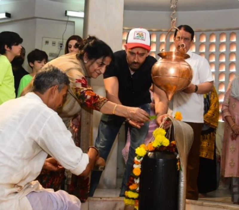 Hritik Roshan In Temple With Family 