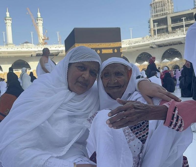 Emotional Reunion: Families Separated by India-Pakistan Division Reconnect in Mecca After Decades; 105-Year-Old Hajra Bibi from Pakistan Meets Niece Hanifa from Kapurthala
