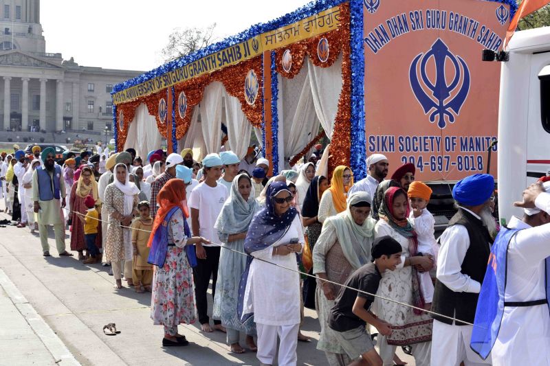 Massive Nagar kirtan was taken out in Winnipeg city of Canada to Mark 419th Prakash Purab of Dhan Sri Guru Granth Sahib Ji. 'Langar' was organised for the people. Foreigners attended the event wearing turban. See Pics.
