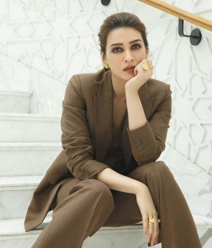 Kriti Sanon Looks Classy in the Formal Look