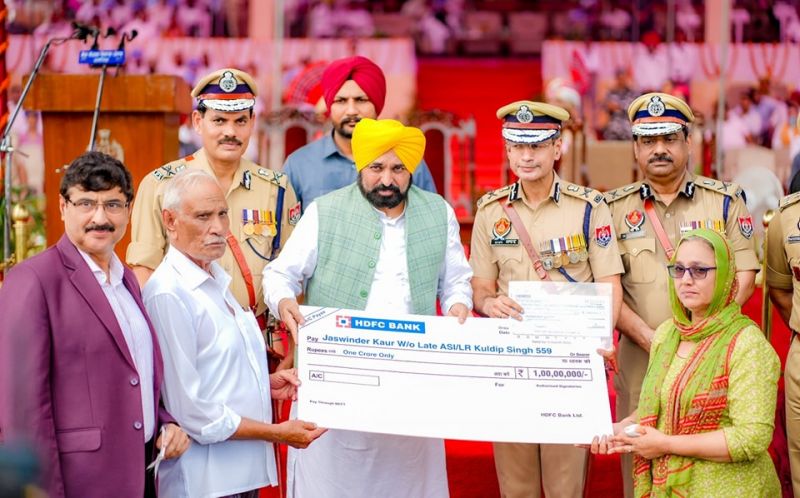 Punjab Chief Minister Bhagwant Mann Graces Passing Out Parade of 2999 Trained Constables, Spectacular Images Captured during the Event
