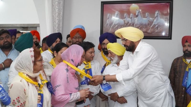 4 Councilors & 6 Sarpanchs join AAP along with their associates in Adampur
