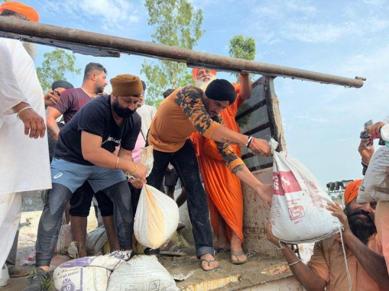 MP Harbhajan Singh's Hands-On Efforts: Assisting in Dhusi Dam Embankment by Lifting Sacks of Soil
