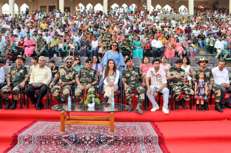 Bollywood Star Kiara Advani Reached Amritsar, Enjoys Spectacular Retreat Ceremony at Attari Border 
