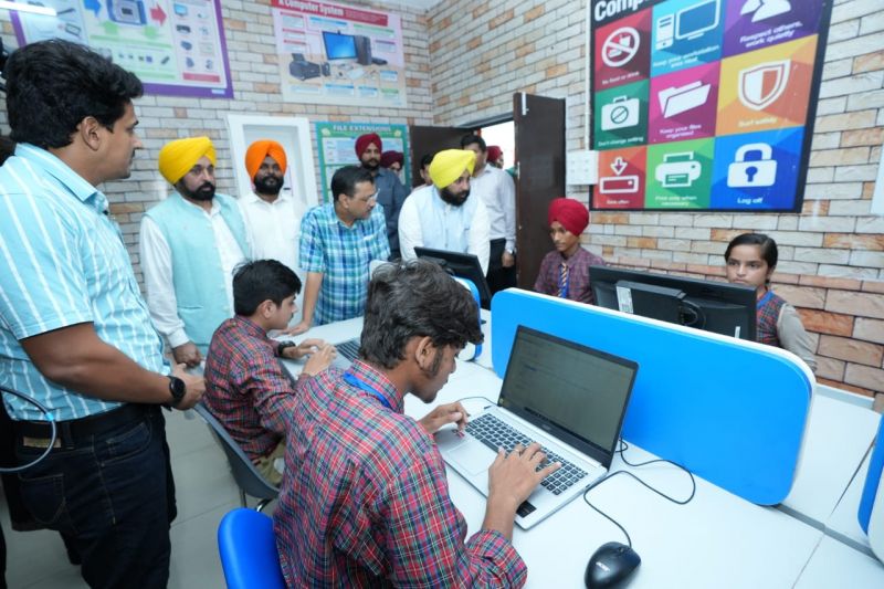 Punjab Chief Minister Bhagwant Mann and AAP's National Convenor, Delhi CM Arvind Kejriwal inaugurated Punjab's first School of Eminence at Chheharta in Amritsar District. Education Minister Harjot Singh Bains was also present on the occasion.
