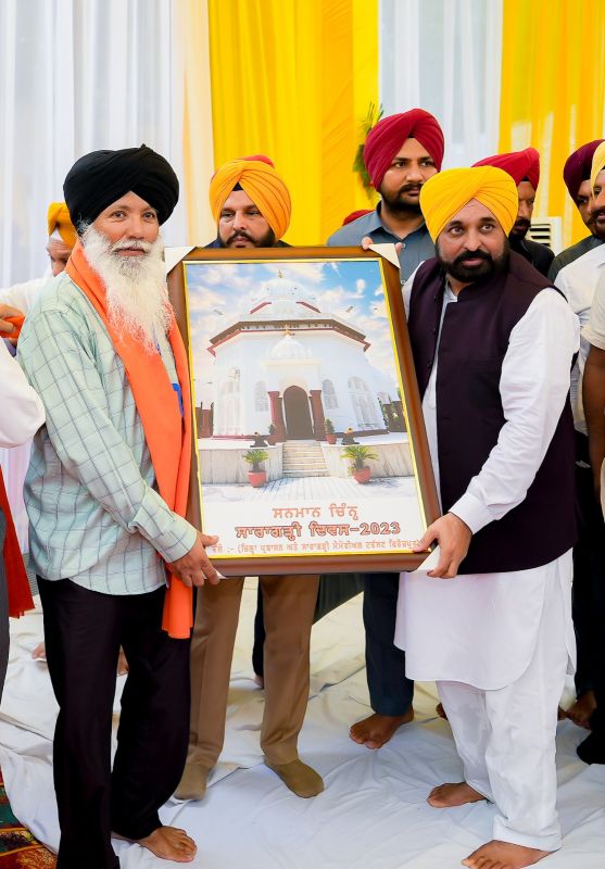 A Special Event was organised in the memory of Martyred Sikh Soldiers of the Saragarhi War at Ferozepur on the occasion of Saragarhi Divas 2023. Symbol of Honor presented to the families of martyrs.
