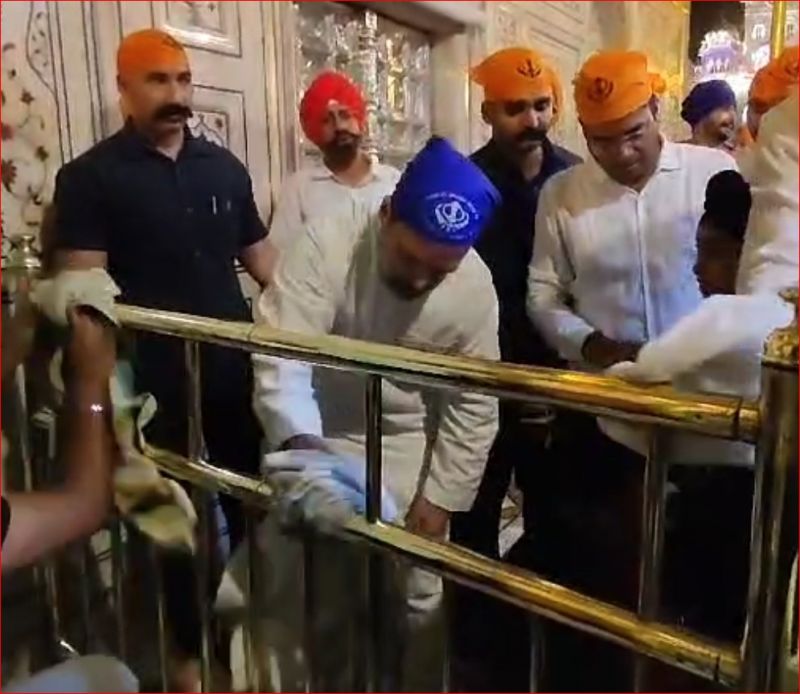 Congress Leader Rahul Gandhi Performs Sewa at Sri Harmandir Sahib