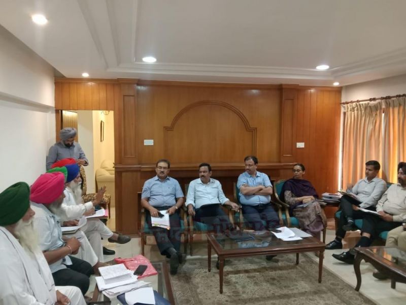 Meeting held between Kisan Mazdoor Sangharsh Committee & Govt. Land Acquire will not take place without paying compensation. Discussions held on the issues of Sugarcane price, Water pollution from Zira factory.
