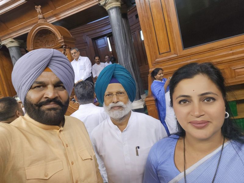 Gurjeet Aujla Capture Moments with Sonia Gandhi & Lok Sabha Members on Old Parliament's Final Day