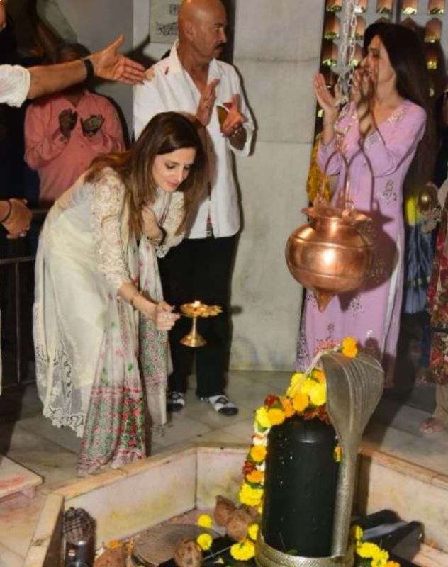 Hritik Roshan In Temple With Family 