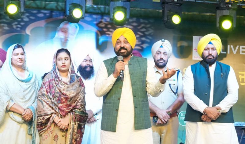 CM Bhgawant Mann & Wife Dr. Gurpreet Kaur Seek Blessings at Almast Baba Lal Badshah's Dargah, Nakodar. Received Warm Welcome by Hansraj Hans and Daler Mehndi 