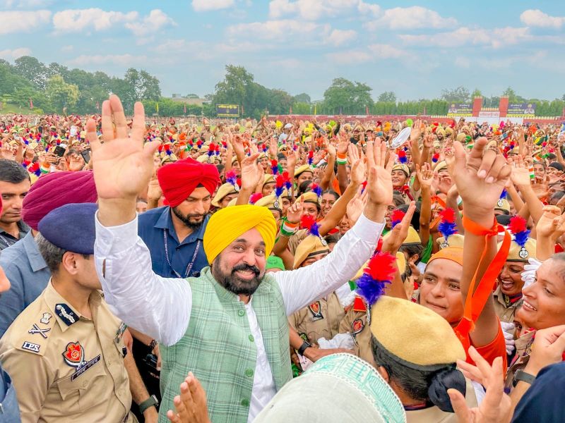 Punjab Chief Minister Bhagwant Mann Graces Passing Out Parade of 2999 Trained Constables, Spectacular Images Captured during the Event
