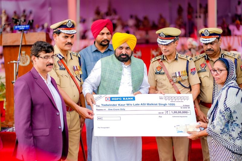 Punjab Chief Minister Bhagwant Mann Graces Passing Out Parade of 2999 Trained Constables, Spectacular Images Captured during the Event
