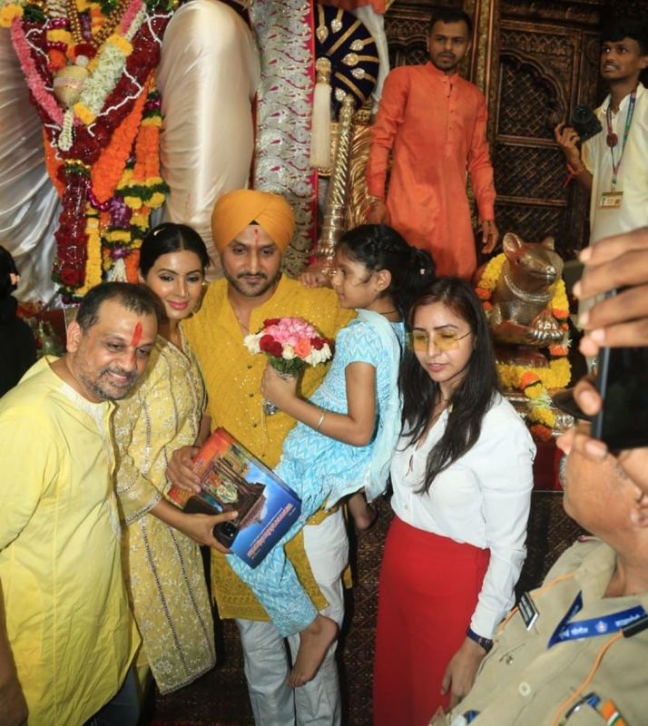 In Pics: Celebrities Visits Lalbaugcha Raja to Seek Blessings