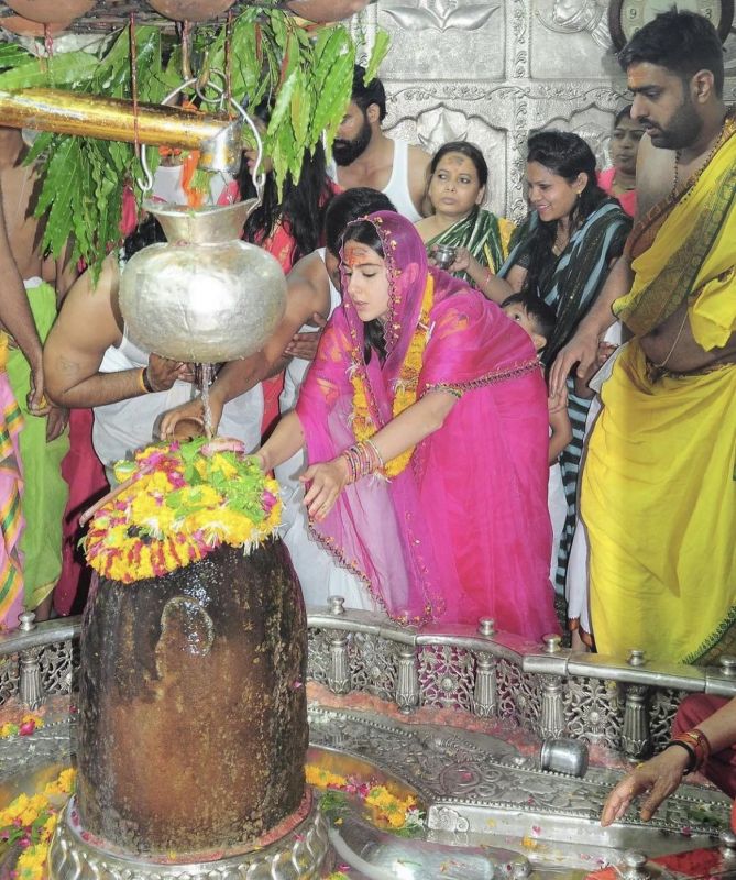 Sara Ali Khan Pays Obeisance at Mahakaleshwar Jyotirlinga Temple in Ujjain