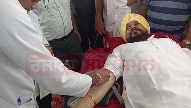 Former CM Charanjit Singh Channi Donated Blood in Rupnagar, Former Speaker Rana Kanwar Pal Singh was also present on this occasion
