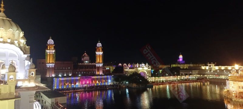 Deepmala & Fireworks Illuminate Sri Harmandir Sahib on Prakash Purab of Sri Guru Har Krishan Sahib Ji
