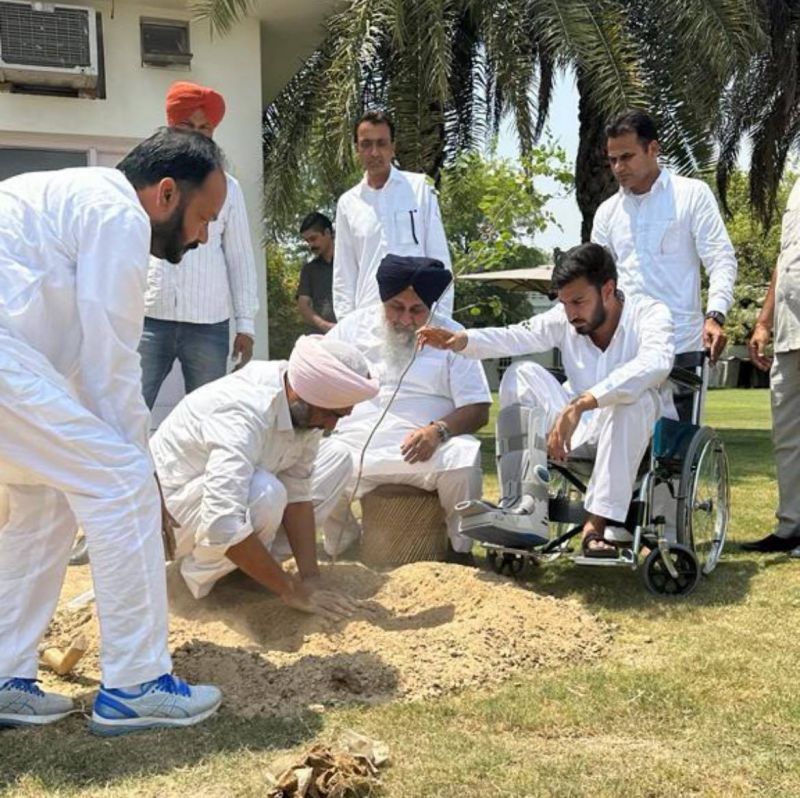 SAD Chief Sukhbir Badal & Manpreet Badal planted a palm tree in memory of late Parkash Singh Badal