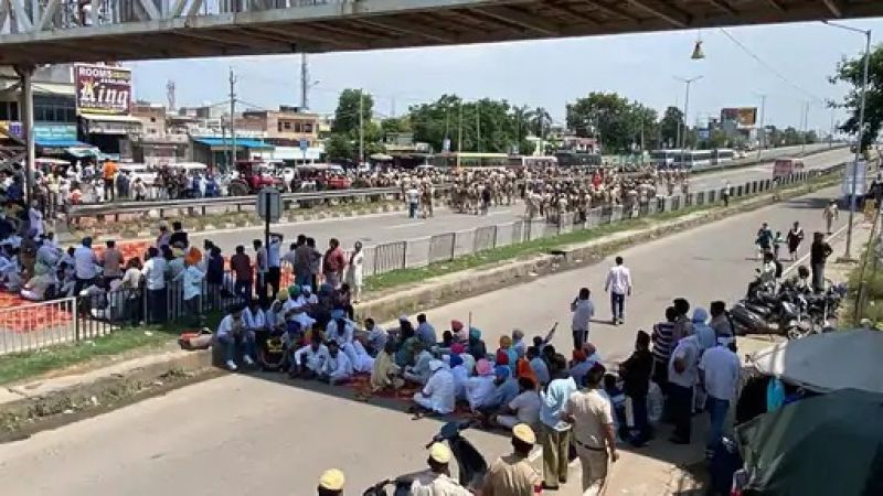 Police Lathicharge Protesting Farmers in Kurukshetra, Farmers blocked Delhi-Amritsar National Highway in Kurukshetra in a protest against the Haryana govt’s decision to not buy sunflower seeds at MSP
