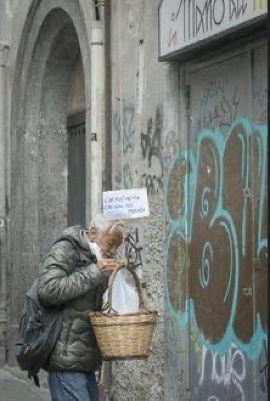Naples’ Humanitarian Work of ‘Supportive Basket’ For Homeless