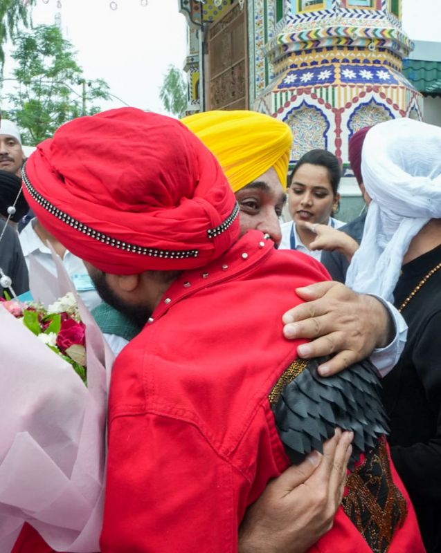 CM Bhgawant Mann & Wife Dr. Gurpreet Kaur Seek Blessings at Almast Baba Lal Badshah's Dargah, Nakodar. Received Warm Welcome by Hansraj Hans and Daler Mehndi 