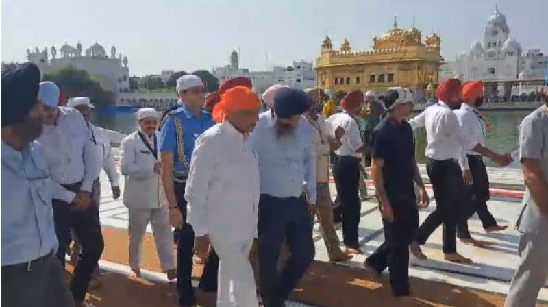 Punjab's Governor Banwarilal Purohit Pays Obeisance at Golden Temple, Amritsar