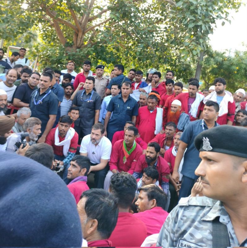  Rahul Gandhi Interacts with Coolies at Anand Vihar Railway Station in Delhi