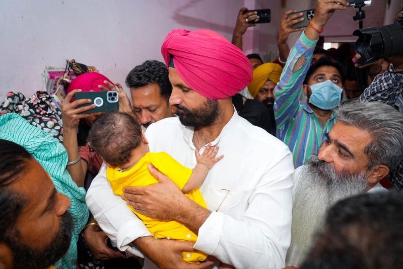 PPCC Chief Amarinder Singh Raja Warring met Gas Leak Victims in Ludhiana. He Assured them of every possible assistance. 
