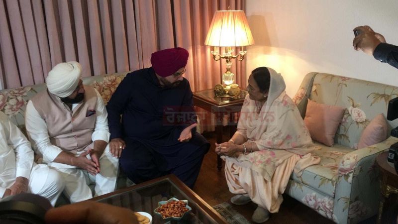 Navjot Singh Sidhu Reaches late MP Santokh Singh Chaudhary's Residence in Jalandhar, Shared Grief with Late MP's wife  Karamjit Kaur Chaudhary
