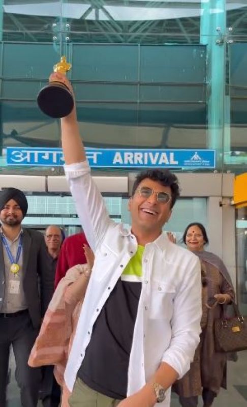 Guneet Monga Receives Warm Welcome by Chef Vikas Khanna at Amritsar Airport 