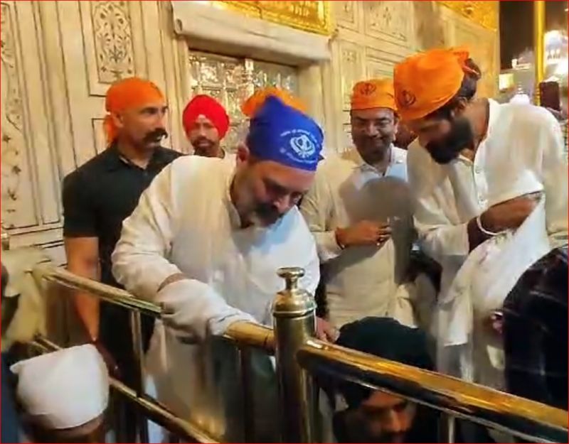 Congress Leader Rahul Gandhi Performs Sewa at Sri Harmandir Sahib