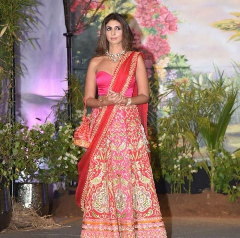 Sonamkapoor and anandahuja at wedding reception