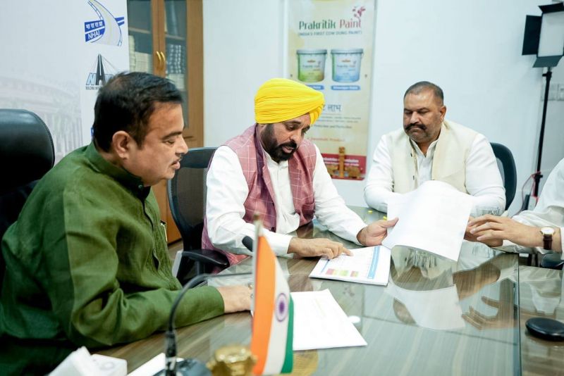 Punjab CM Bhagwant Mann Meets Union Minister Nitin Gadkari. The CM Presented a model of Sri Darbar Sahib to the Union Minister. Discussions were held about the highway projects of Punjab. Lok Sabha member Sushil Kumar Rinku was also present on this occasion
