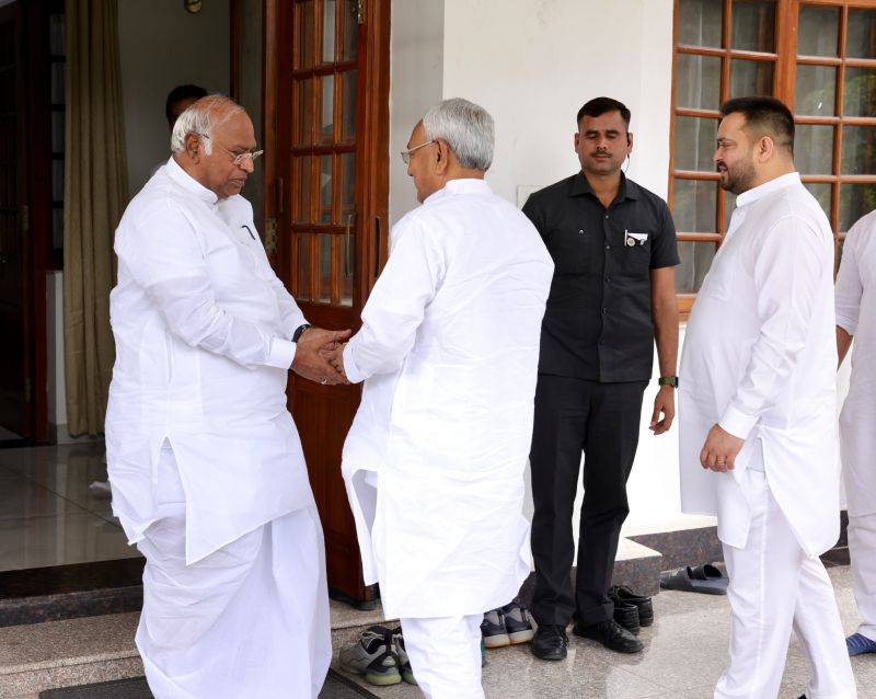 Congress President Mallikarjun Kharge & Rahul Gandhi held a meeting with Bihar CM & Deputy CM, 'Will fight unitedly for India', Says Rahul Gandhi

