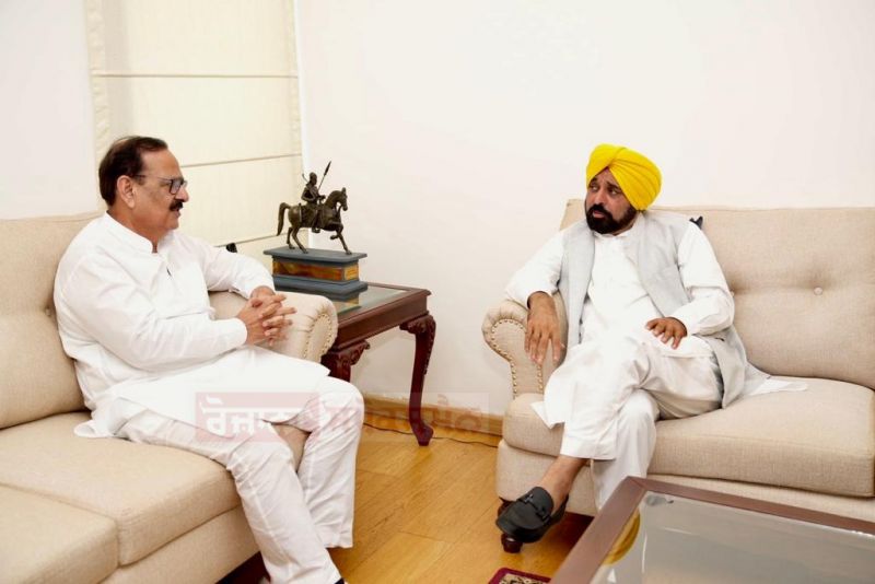 Former BJP MLA Arun Narang Joined Aam Aadmi Party in Presence of CM Bhagwant Mann 