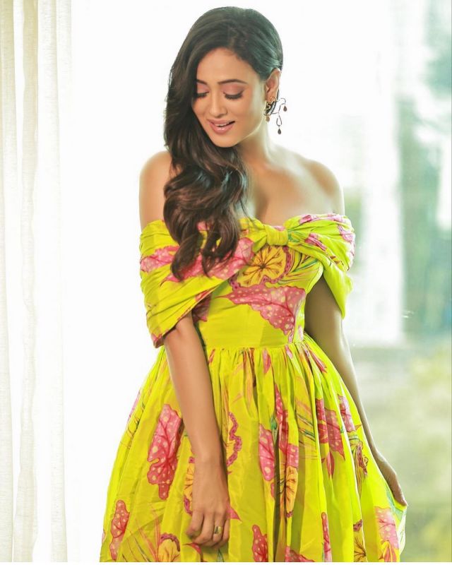 Shweta Tiwari looks Sizzling in the Latest Photoshoot 