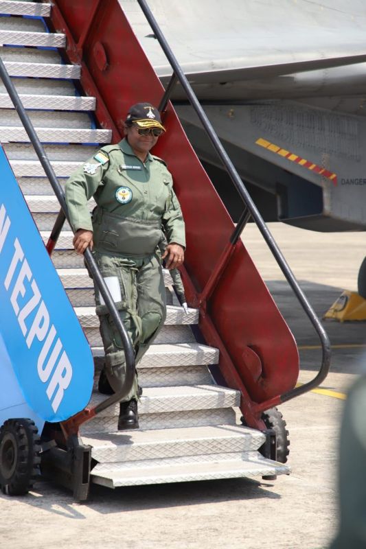 President Draupadi Murmu takes light from the Sukhoi 30 MKI fighter Jet