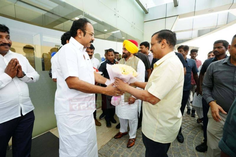 Punjab Chief Minister Bhagwant Mann and Delhi Chief Minister Arvind Kejriwal reached Chennai. They received warm welcome by Tamil Nadu CM MK Stalin and party workers.
