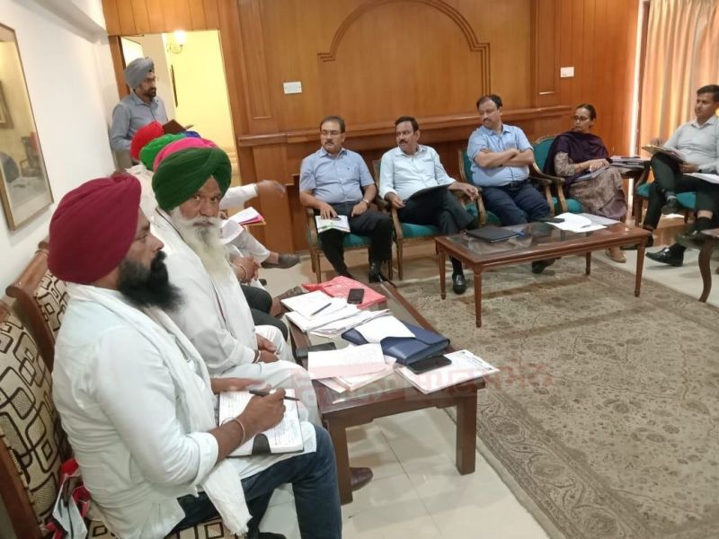 Meeting held between Kisan Mazdoor Sangharsh Committee & Govt. Land Acquire will not take place without paying compensation. Discussions held on the issues of Sugarcane price, Water pollution from Zira factory.
