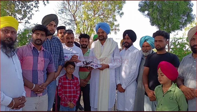 Sidhu Moose Wala's father Balkaur Singh honored Mansa Girl for scoring 499/500 Marks in Class 5th 
